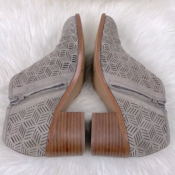 1. State | Tan pointy toe suede booties 6.0 , cutout detail and zipper closure - Picture 7 of 8